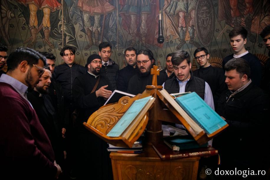 Corul „Basileus” al Seminarului Teologic din Iași a dat răspunsurile la strană / Foto: pr. Silviu Cluci